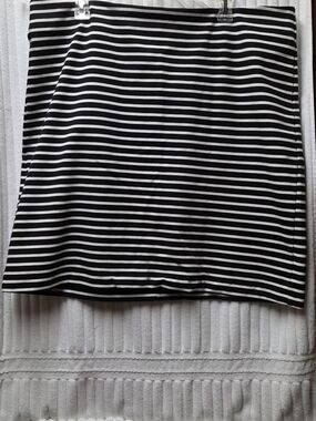 Old Navy Black and White Striped Ponte Pencil Skirt